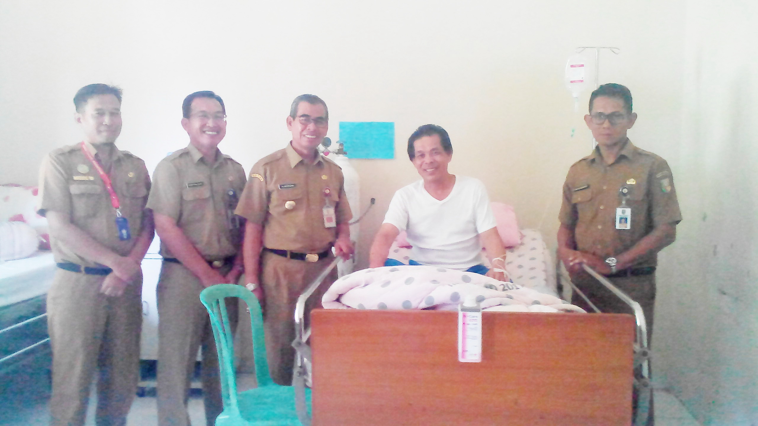 Bupati Mursini Besuk Sekda di RSUD Teluk Kuantan